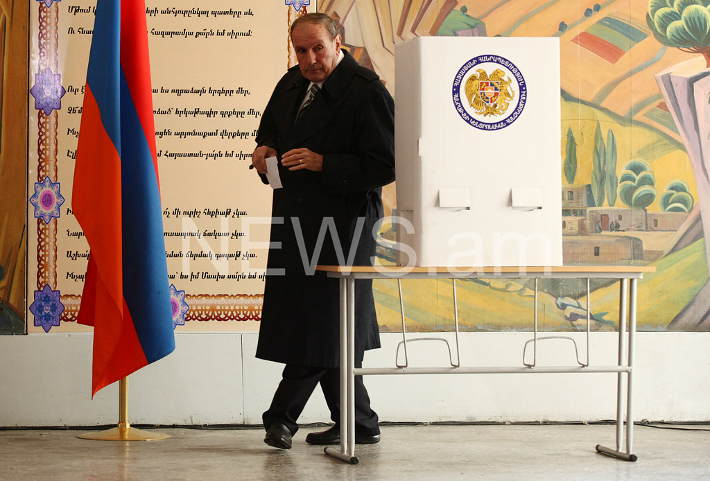 Քվեարկում են քաղաքական գործիչներն ու պաշտոնյաները
