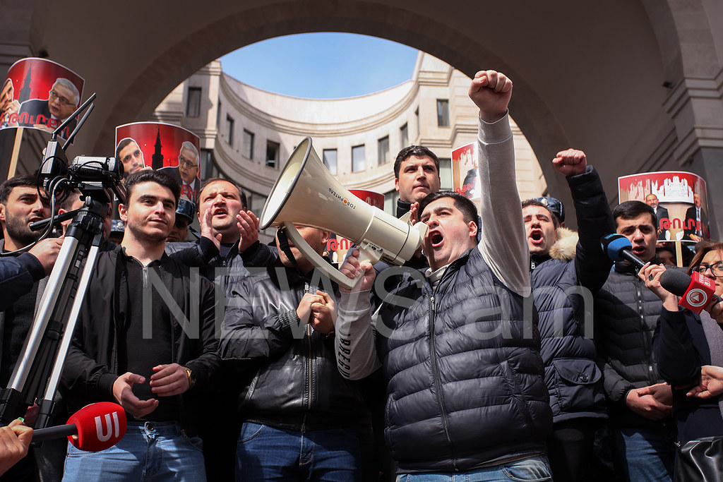 ՀՀԿ-ի եւ ՀՅԴ–ի երիտասարդների բողոքի ակցիան՝ ԱԳՆ-ի եւ Կառավարության դիմաց